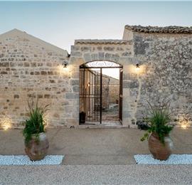  6 bedroom villa with heated pool in Modica, sleeps 18